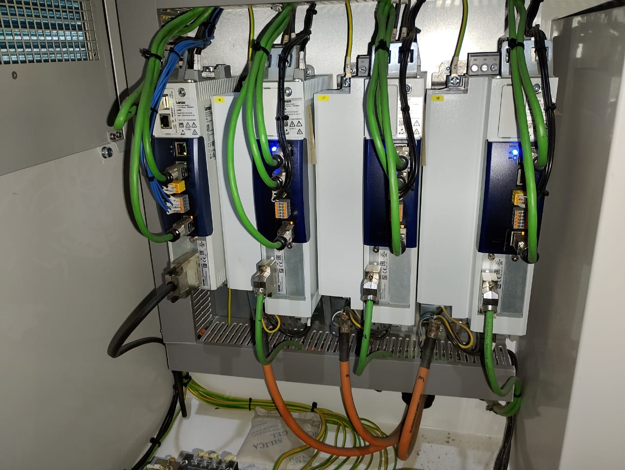 Tablero eléctrico con variadores Lenze fabricado por Electronova